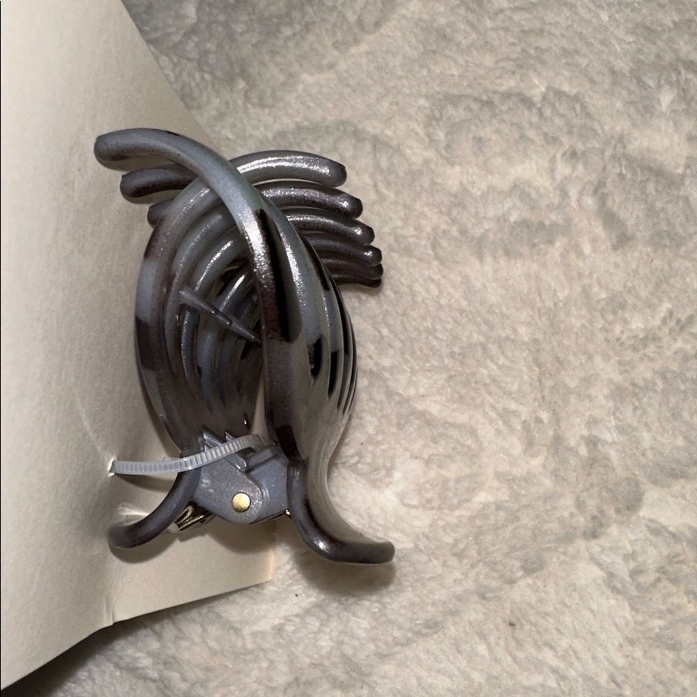 aerie Black Tan Marble Octopus Claw Hair Clip - Picture 10 of 11